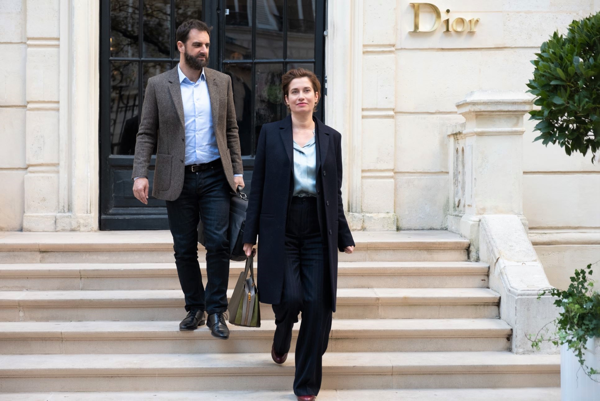 Grégory Montel and Emmanuelle Devos walk down the steps of a Dior outlet in the film Perfumes.