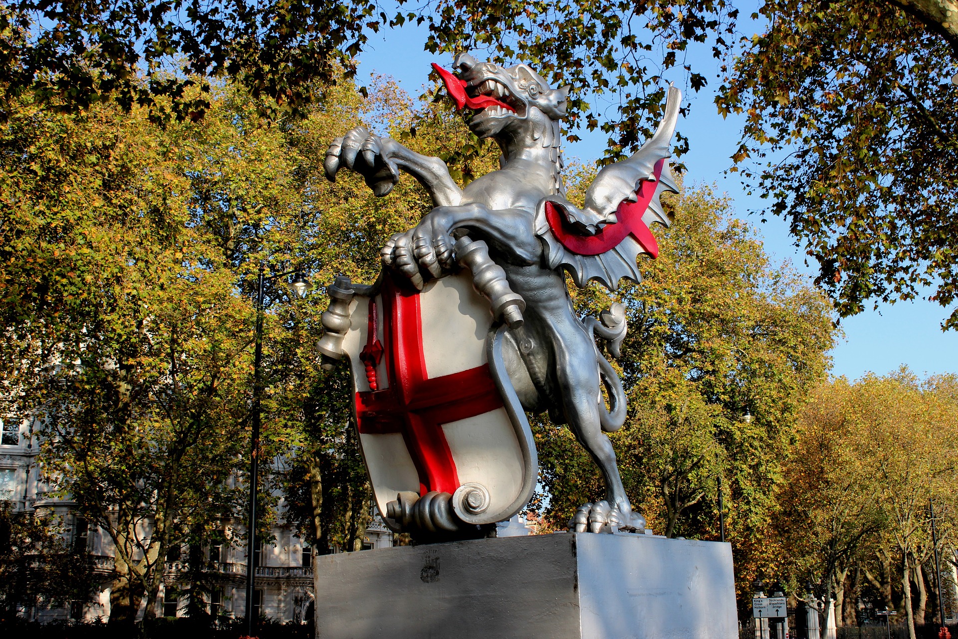 A statue of a dragon bearing the coat of arms of Saint George